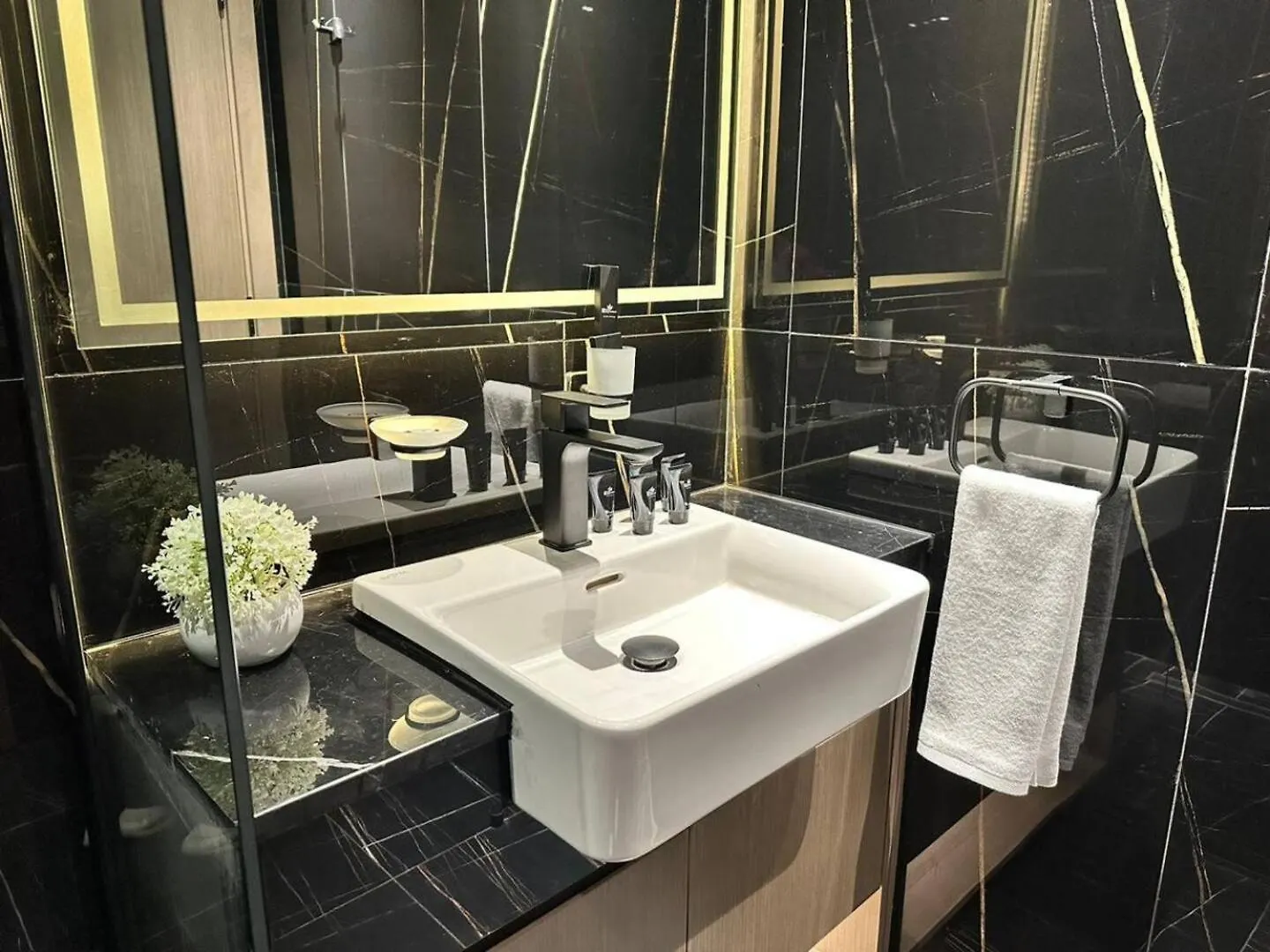 Brand New Fully Furnished 1Bedroom Apartment Injvc Dubai 0*,